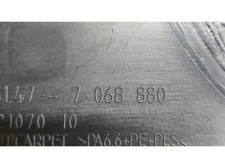 Нижний отделочный щит бока багажника