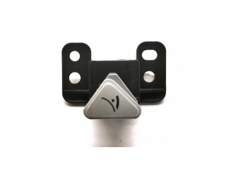 Кнопка открывания перчаточного ящика