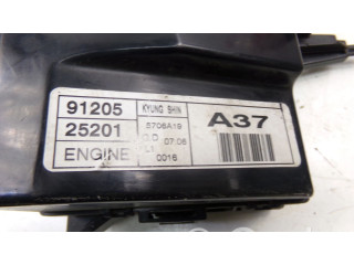 Блок предохранителей  91205-25201   Hyundai Getz    
