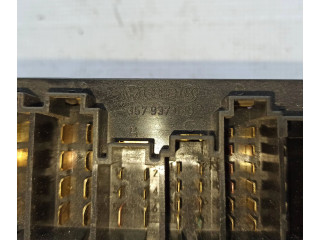 Блок предохранителей  357937039   Volkswagen Transporter - Caravelle T4    