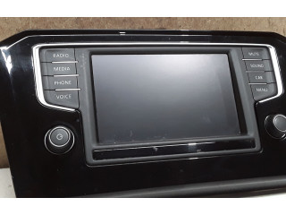 Радио/ проигрыватель CD/DVD / навигация