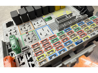 Pojistková skříňka 24412497 Opel Zfira A 2000