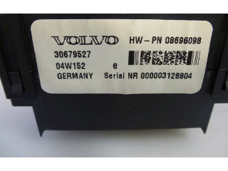 Блок предохранителей  8696098, 30679527   Volvo V70    