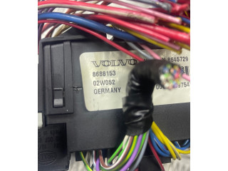 Блок предохранителей  8688153, 02W052   Volvo S80    