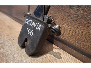 Замок багажника 1Z5827501C, SN3CC    Skoda Octavia Mk2 (1Z) 2004 - 2013 года