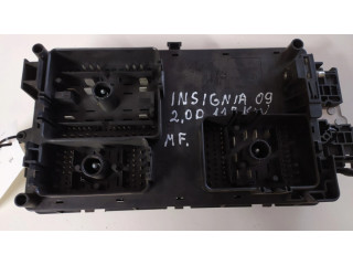 Блок предохранителей 13275881, 15584129808   Opel Insignia A    