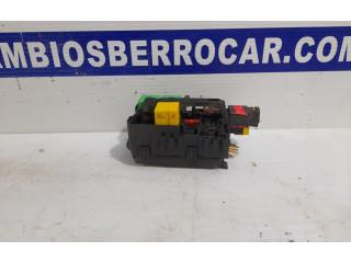 Блок предохранителей 9806192580   Peugeot Expert    