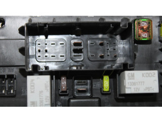 Pojistková skříňka Řídící jednotka BSM 13302301 Opel Astra H 2012