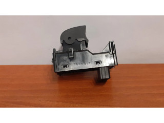 Кнопка крюка в багажнике