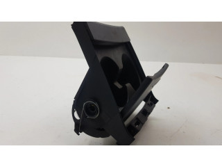 Передний держатель чашки