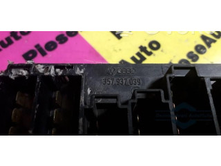 Блок предохранителей 357937039, 357937039.   Volkswagen Golf III    