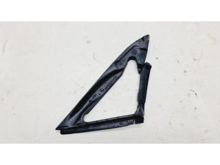 Другая деталь отделки пере́дней дверей