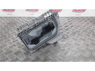 Другая деталь отсека двигателя