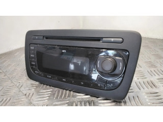 Радио/ проигрыватель CD/DVD / навигация