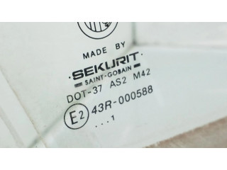 Основное стекло передних дверей (четырехдверного автомобиля)