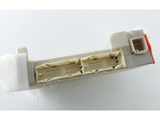 Pojistková skříňka 8273047550A Toyota Prius+ (ZVW40) 2015