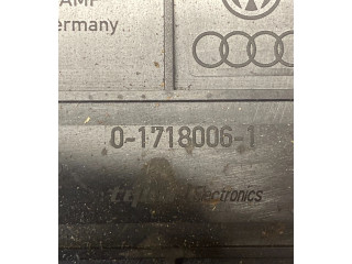 Блок предохранителей  017180061   Volkswagen Caddy    