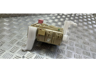 Pojistková skříňka 8273005C80 Toyota Avensis T270 2014