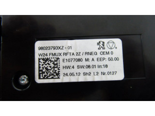 Радио/ проигрыватель CD/DVD / навигация