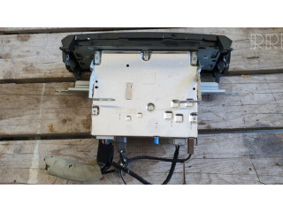 Радио/ проигрыватель CD/DVD / навигация