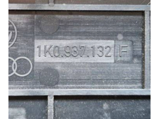 Блок предохранителей  1K0937132   Volkswagen Touran I    