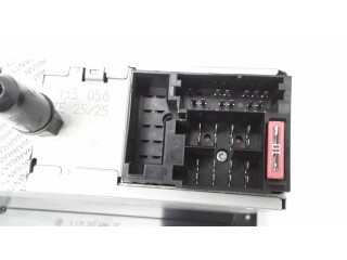 Радио/ проигрыватель CD/DVD / навигация