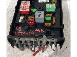 Блок предохранителей Skoda Octavia Mk2 (1Z)