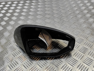 Другая деталь отделки пере́дней дверей