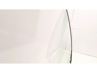 Основное стекло передних дверей (четырехдверного автомобиля)