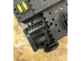 Блок предохранителей 30728512, 05W195   Volvo S60    