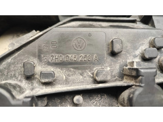 Задний фонарь правый сзади 7H0945258A Volkswagen Transporter - Caravelle T5 2003-2015 года