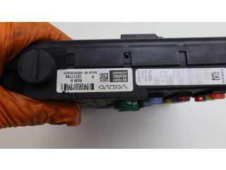 Блок предохранителей  8676391, 8676391   Volvo V70    