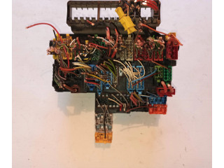 Блок предохранителей  357937039   Volkswagen Transporter - Caravelle T4    