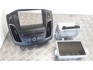 Радио/ проигрыватель CD/DVD / навигация