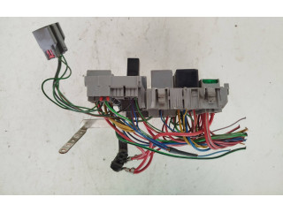 Блок предохранителей 8690698   Volvo S60    