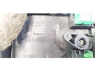 Блок предохранителей 01718130, 01718130 Volkswagen Golf Plus