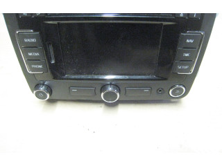 Радио/ проигрыватель CD/DVD / навигация