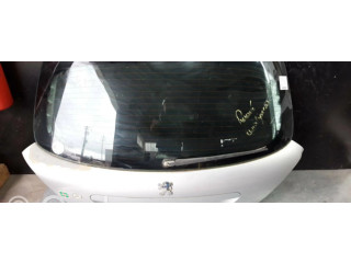 Задняя крышка (багажника)