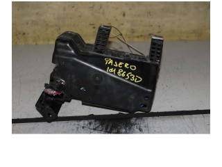 Pojistková skříňka Mitsubishi Pajero 2000