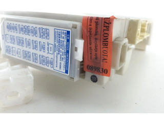 Pojistková skříňka 8273047550A Toyota Prius+ (ZVW40) 2015