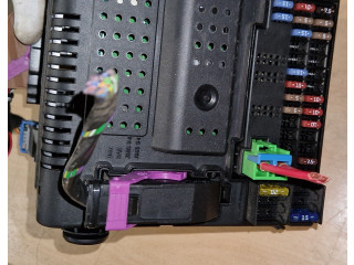 Блок предохранителей 30765149 Volvo S60