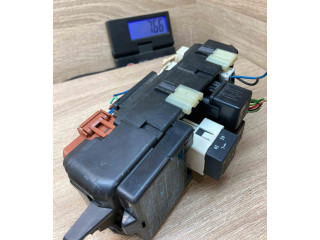 Блок предохранителей MB953355, 0K080231 Mitsubishi Carisma