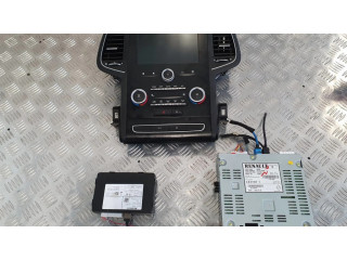 Радио/ проигрыватель CD/DVD / навигация