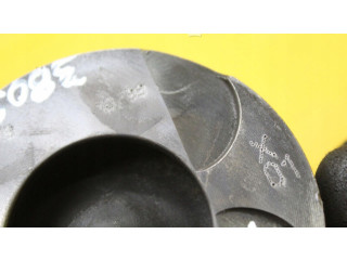 Píst    Mercedes-Benz E W210     