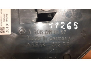 Другая деталь отделки пере́дней дверей