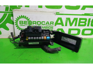 Блок предохранителей 911613E010   KIA Sorento    