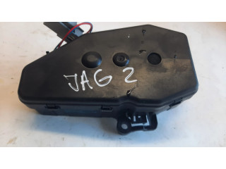 Притягиватель задней крышки