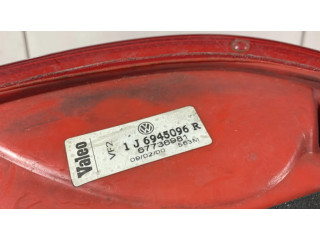 Задний фонарь правый 1J6945096R Volkswagen Golf IV 1998-2005 года