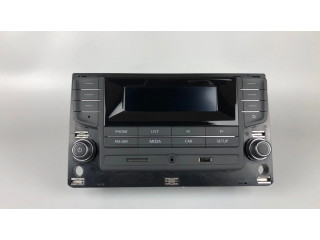 Радио/ проигрыватель CD/DVD / навигация