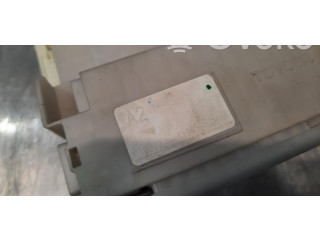   Pojistková skříňka 8273048J20   Toyota Land Cruiser (J100) 2010